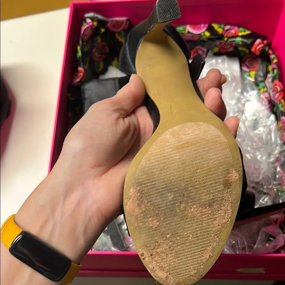 Betsey Johnson FRISKKY Satin Black Bow Heel - Picture 5 of 6